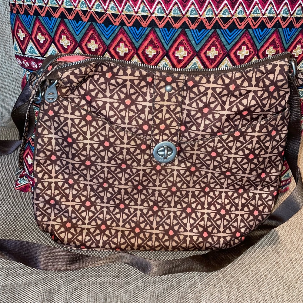 Baggallini Helsinki crossbody purse. Brown star pattern with pink and tan.